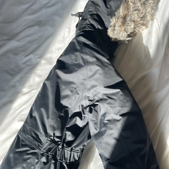 Black mid thigh north face winter jacket. Worn for two seasons. Size small - Picture 3 of 4